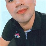 Profesor de artes, creatividad y manualidades imparte clases a personas de todas las edades